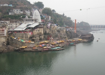 Narmada_river_shore,_omkareshwar_(1).jpg